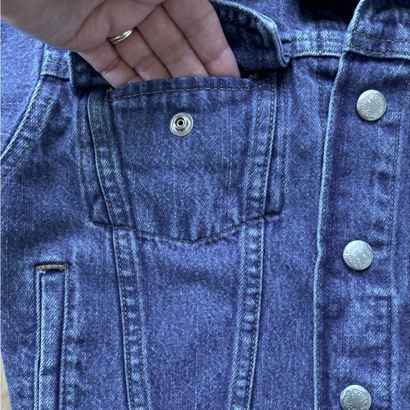 OshKosh: Classic jean jacket in a 4/4T. - Picture 7 of 10